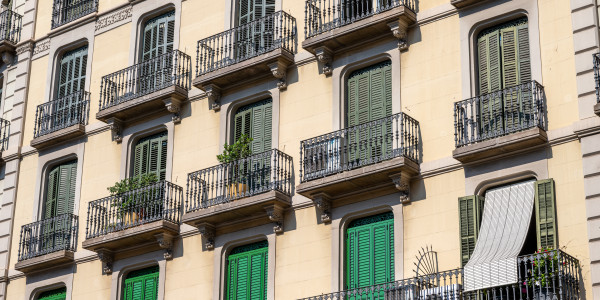 Pintar Fachadas y Patios de Luces de Comunidades Vecinos / Propietarios en Penedès i Garraf · Reparación y Preparación de Superficies