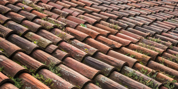 Rehabilitación y Restauración de Fachadas en Penedès i Garraf · Aplicación de Recubrimientos para evitar Filtraciones y Humedad en Tejados / Fachadas